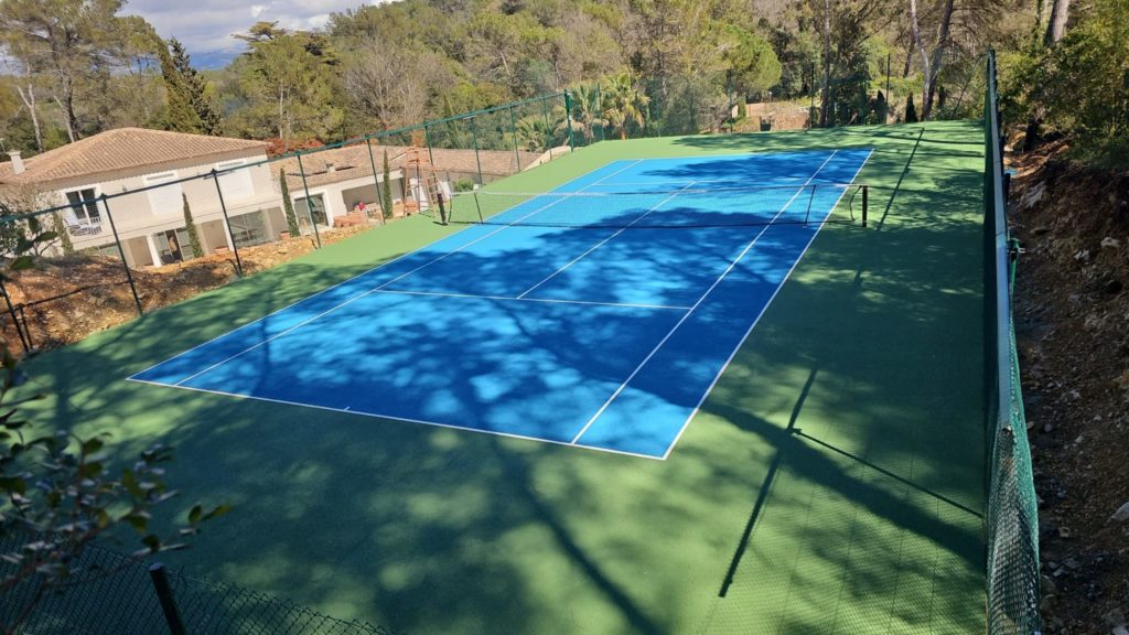 Construction d'un terrain de tennis en béton poreux à Nice