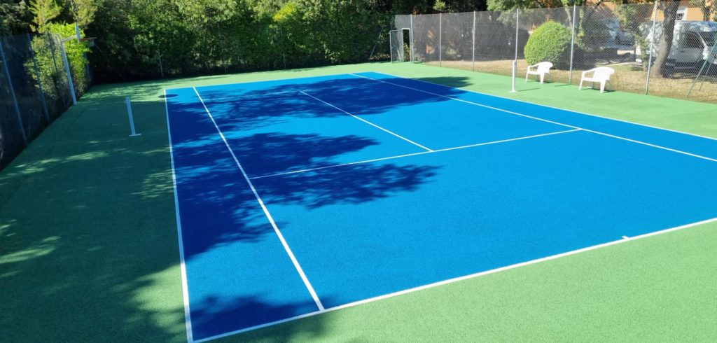 Construction d'un terrain de tennis en béton poreux à Nice