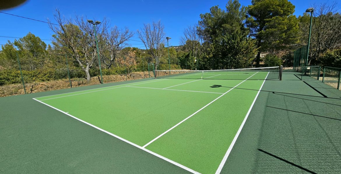 Construction d'un court de tennis en béton poreux à Cannes