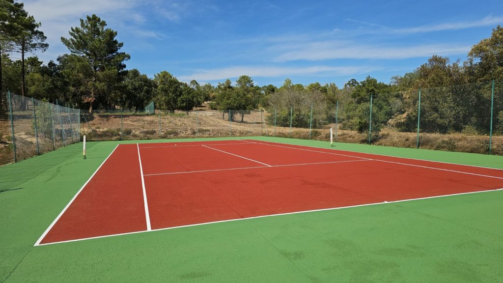 Construction d'un terrain de tennis en béton poreux à Nice