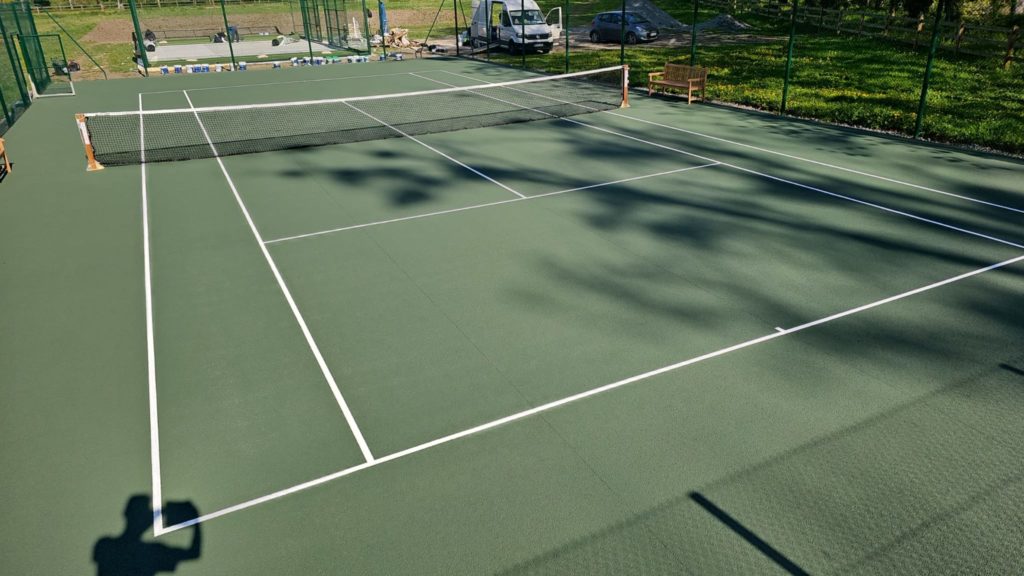 Construction d'un court de tennis en béton poreux à Cannes