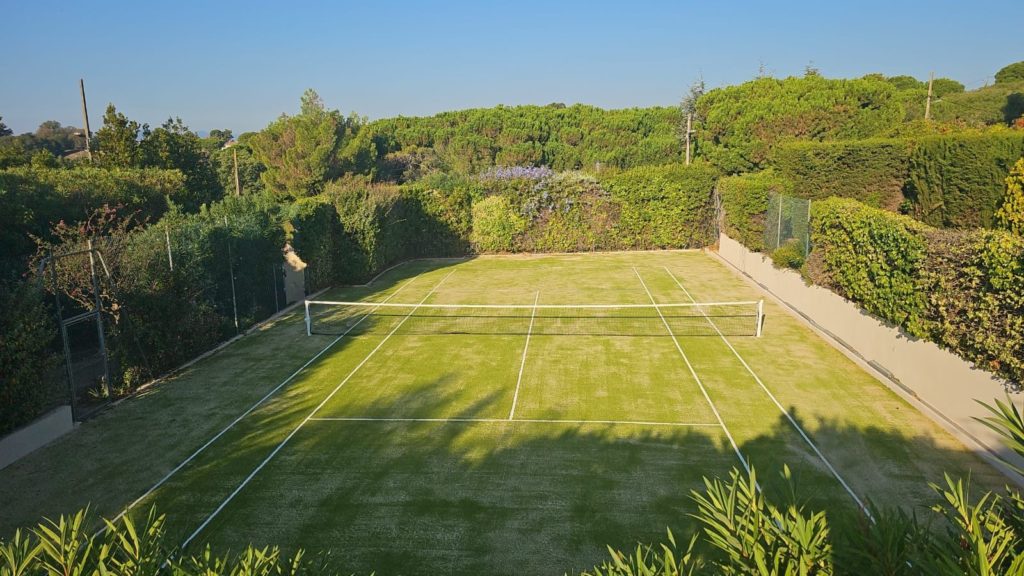 Construction d'un court de tennis en gazon synthétique à Saint-Tropez