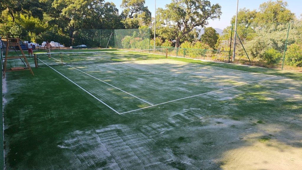 Construction d'un court de tennis en gazon synthétique à Saint-Tropez