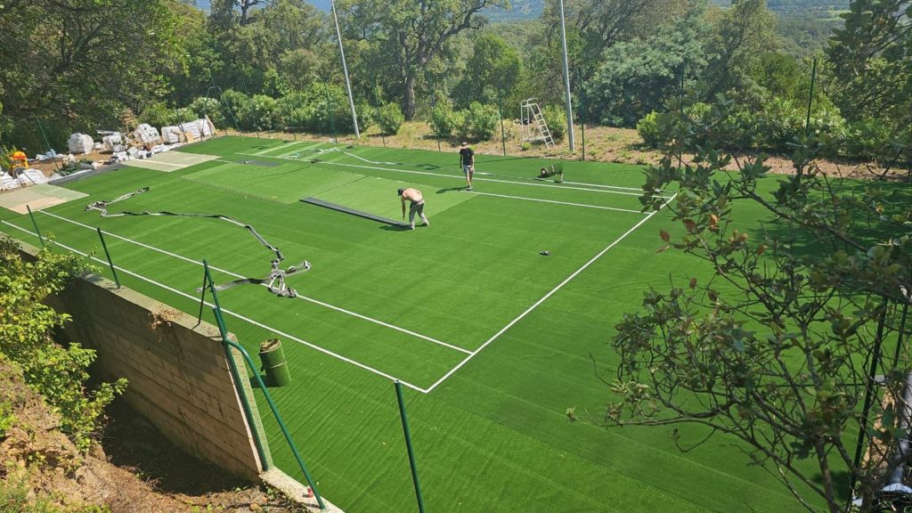 Construction d'un court de tennis en gazon synthétique à Saint-Tropez