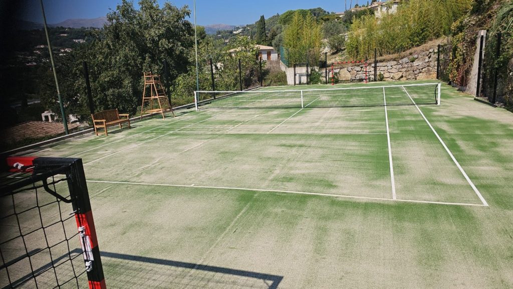 Construction d'un court de tennis en gazon synthétique à Saint-Tropez