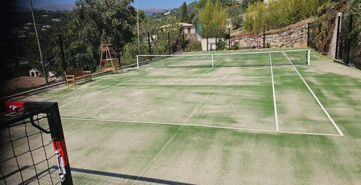 Construction d'un court de tennis en gazon synthétique à Saint-Tropez