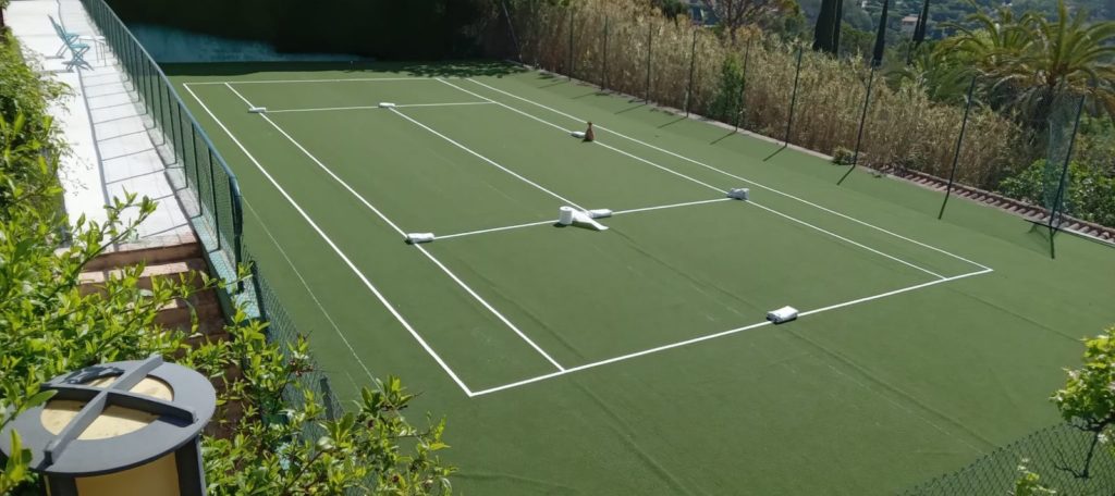 Construction d'un court de tennis en gazon synthétique à Saint-Tropez