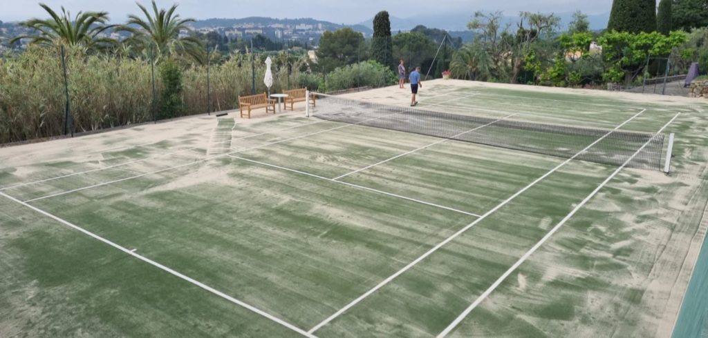 Construction d'un court de tennis en gazon synthétique à Saint-Tropez