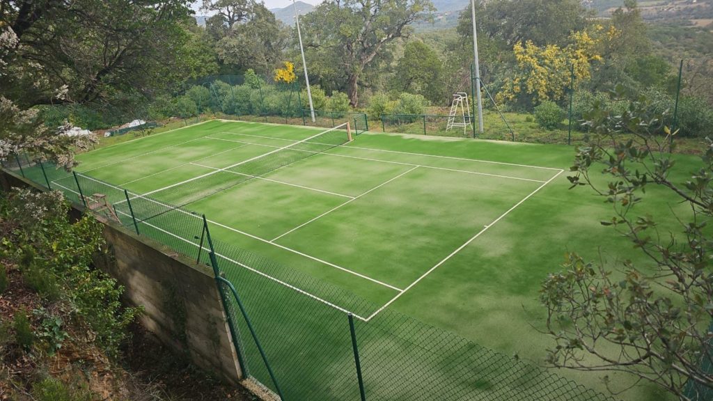 Construction d'un court de tennis en gazon synthétique à Saint-Tropez