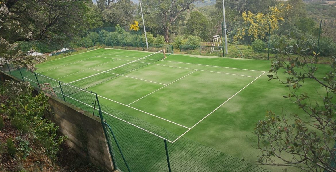 Construction d'un court de tennis en gazon synthétique à Saint-Tropez