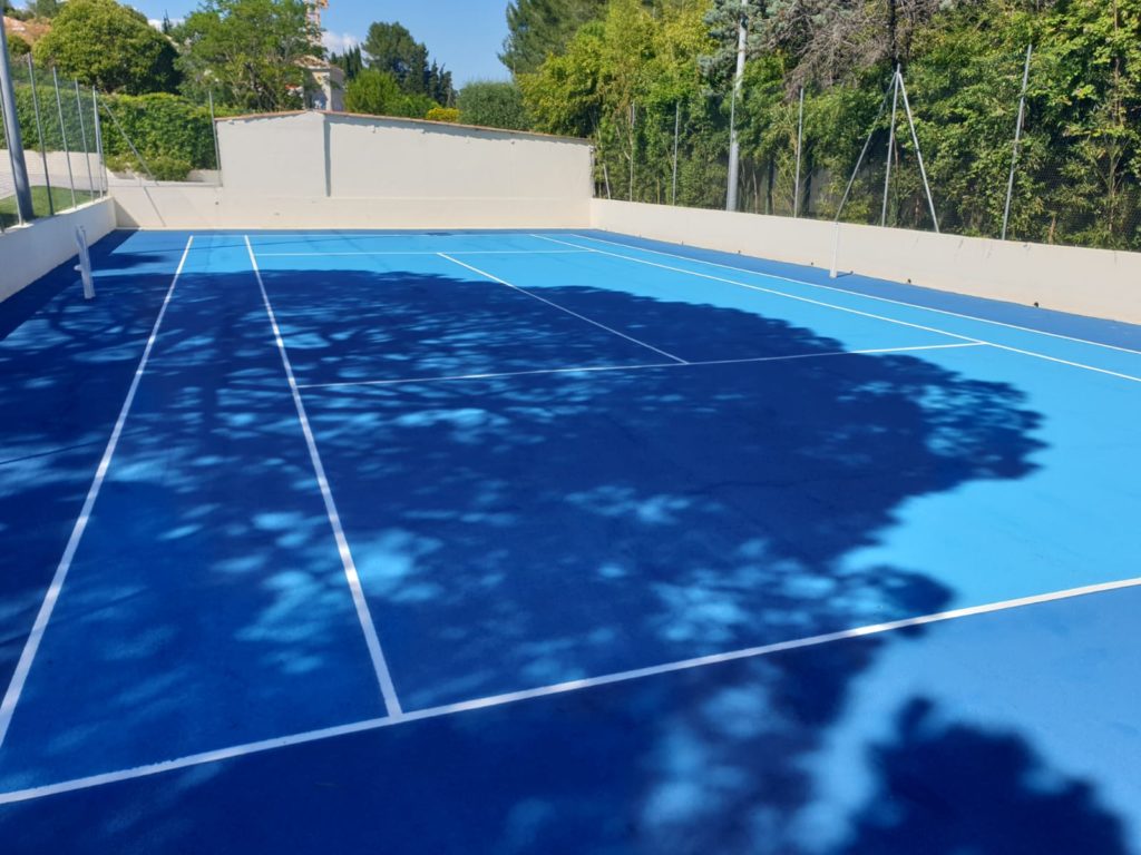 Construction d'un court de tennis en béton poreux à nice
