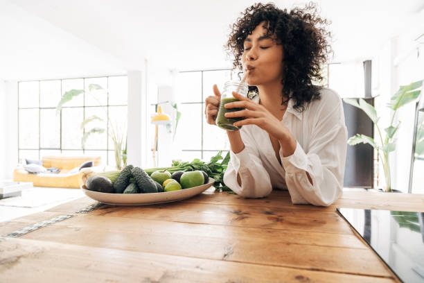 Boire suffisamment d'eau facilite la digestion. Une bonne hydratation corps prévient la constipation et régule l'acidité gastrique.