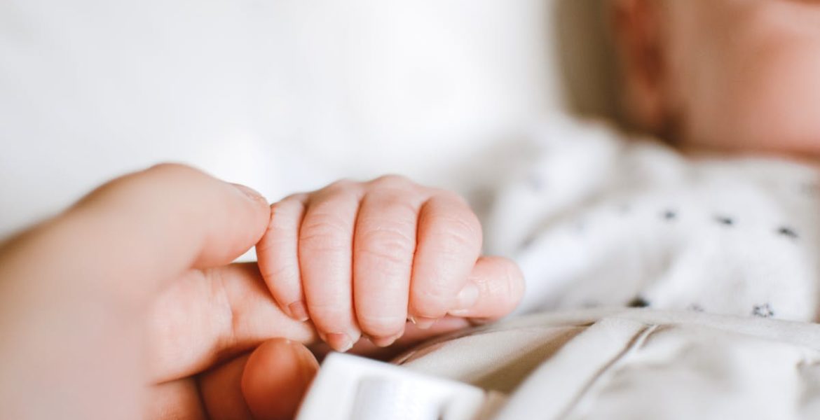 découvrez des conseils essentiels pour aider votre bébé à bien dormir. apprenez des techniques pratiques pour instaurer une routine de sommeil apaisante et favoriser des nuits paisibles pour votre petit.