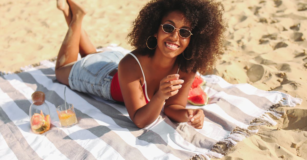 découvrez notre serviette de plage ultra-absorbante et rapidement sèchante. idéale pour vos journées ensoleillées à la plage, elle offre confort et style, tout en étant légère et facile à transporter. profitez de moments relaxants au bord de l'eau avec notre serviette incontournable.