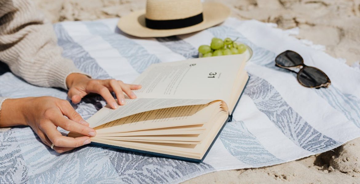découvrez notre collection de serviettes de plage élégantes et confortables, parfaites pour vos journées ensoleillées au bord de la mer. fabriquées avec des matériaux absorbants et doux, nos serviettes allient style et fonctionnalité pour vous accompagner lors de toutes vos aventures estivales.