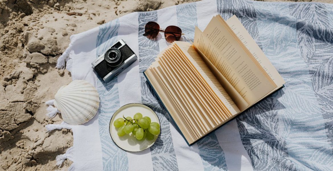 découvrez notre collection de serviettes de plage, parfaites pour profiter des journées ensoleillées au bord de la mer. fabriquées avec des matériaux doux et absorbants, nos serviettes allient style et confort. idéales pour le sable, les bains de soleil et les pique-niques, elles sont un accessoire indispensable pour vos vacances d'été.