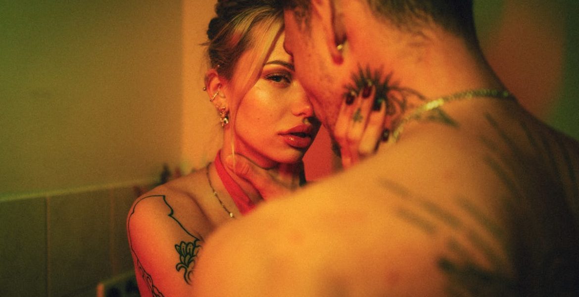 découvrez notre gamme de faux piercings tendances et non invasifs. parfaits pour exprimer votre style sans engagement, ils s'adaptent à toutes les occasions. osez le look audacieux avec nos accessoires en toute sécurité!