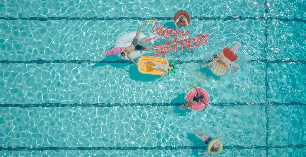 découvrez notre sélection de floats de piscine colorés et amusants pour des journées de détente au bord de l'eau. transformez vos moments de baignade en expériences inoubliables avec nos modèles confortables et stylés.