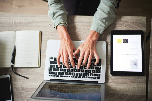 Construire une marque forte ne repose pas uniquement sur un logo attractif. En effet, une identité visuelle Lyon efficace